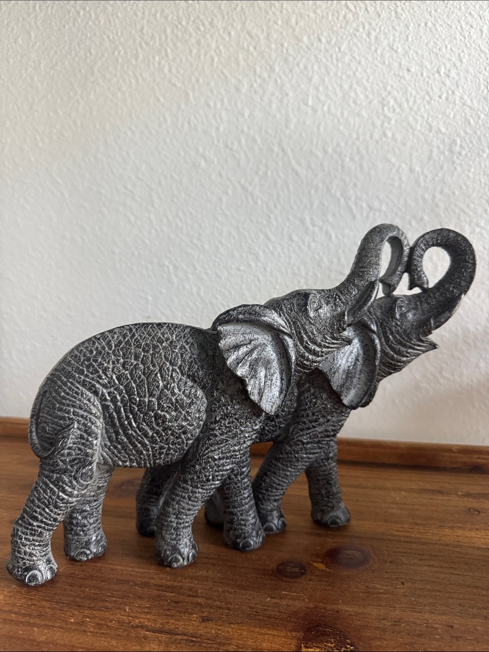 Decorative Elephant 🐘 Figurines - Elephant Embrace Statue